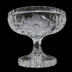 ANTIGO CENTRO DE MESA EM CRISTAL RICAMENTE LAPIDADO COM DECORAÇÃO FLORAL. MEDINDO 14 X 15.5 CM