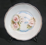 PORCELANA REAL - ANTIGO PRATO DE COLEÇÃO PINTADO A MÃO  C0M DECORAÇÃO FLORAL. E BORDA ORNADA A PRATA, MEDINDO 19 CM