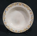 J & G MEAKIN - ANTIGO PRATO DE COLEÇÃO EM PORCELANA INGLESA COM DECORAÇÃO DE GUIRLANDA NA BORDA. ACOMPAHA SUPORTE DE PAREDE. MANCHAS E MARCAS DO TEMPO CONFORME FOTOS. MEDINDO 22.5 CM. BORDA COM FIO DE CABELO.