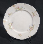 ANTIGO PRATO DE COLEÇÃO EM PORCELANA INGLESA JOHNSON BROS. COM DECORAÇÃO FLORAL. MEDINDO 23 CM. BORDA COM PEQUENO FIO DE CABELO.