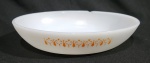 TERMO REY - ANTIGA TRAVESSA EM VIDRO OPALINADO COM DECORAÇÃO GRAVATINHA. BORDA COM PERDAS. MEDINDO 5.5 X 21 X 27 CM