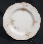 ANTIGO PRATO DE COLEÇÃO EM PORCELANA INGLESA JOHSON BROS COM DECORAÇÃO FLORAL. MEDINDO 23 CM