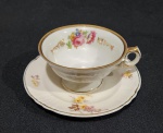 XÍCARA DE COLEÇÃO EM PORCELANA POLONESA COM DECORAÇÃO FLORAL E O PIRES INGLÊS MARCA MYOTT. MEDINDO A XÍCARA 4 X 8 X 9 CM E O PIRES 11 CM