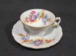 ANTIGA XÍCARA DE CAFÉ DE COLEÇÃO EM PORCELANA POLONESA COM DECORAÇÃO FLORAL. MEDINDO A XÍCARA 4 X 8 X 9 CM E O PIRES 12 CM