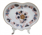 ANTIGA PETISQUEIRA DE COLEÇÃO EM PORCELANA PORTUGUESA VISTA ALEGRE PADRÃO IMARI. FOI COLOCADO ARAME COM MASSA NO FUNDO PARA PENDURAR NA PAREDE. MEDINDO 4 X 21 X 26 CM