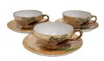 ANTIGO LOTE COM TRÊS XÍCARAS DE CAFÉ EM PORCELANA ORIENTAL. DITA CASCA DE OVO. MEDINDO A XÍCARA 3 X 6 X 7.5 CM E O PIRES 9.5 CM