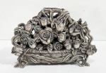 PORTA GUARDANPO EM METAL RICAMENTE CINZELADO COM DECORAÇÃO FLORAL. MEDINDO 11 X 4 X 16.5 CM