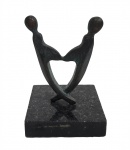 Escultura de mesa em bronze sobre base de granito negro de um casal simbolizando a união e o amor. Medindo 11 x 8 x 8 cm