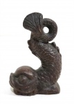 ANTIGA ESCULTURA EM BRONZE RETRATANDO UMA CARPA RICAMENTE CINZELADA. MEDINDO 7.5 X 2.5 X 5.5 CM