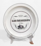 ANTIGO PRATO DE COLEÇÃO EM PORCELANA FRANCESA DE GIEN. DECORAÇÃO GOURMET. COLOCADO ARAME COM MASSA PARA PENDURAR O PRATO. MEDINDO 19.5 CM