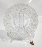 ANTIGO PRATO EM VIDRO RICAMENTE DECORADO. DÉCADA DE 60. MEDINDO 19 CM