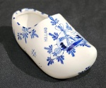 ANTIGO TAMANCO HOLANDÊS EM PORCELANA RICAMENTE DECORADA NO ROM AZUL E CENA DE MOINHO. MEDINDO 6.5 X 7 X 15 CM