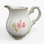 ANTIGA LEITEIRA EM PORCELANA CANELADA  BARÃO DO RIO BRANCO COM DECORAÇÃO FLORAL E  FILETADA A OURO. MEDINDO 12.5 X 8.5 X 14 CM