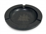 WILHELMINA "TIDDIT" WENDT - ANTIGO CINZEIRO SUECO DA DÉCADA DE 60 EXECUTADO EM BAKELITE COM DECORAÇÃO NÁUTICA EM PRATA EM SUA GALEIRA CENTRAL. PEÇA MARCADA NA BASE. MEDINDO 3.5 X 17 CM