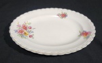 ANTIGA TRAVESSA EM PORCELANA INGLESA J&G MEAKIN COM DECORAÇÃO FLORAL. PEÇA MARCADA NA BASE. MEDINDO 24.5 X 31 CM