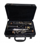 ANTIGO CLARINETE MARCA EAGLE. EM SUA CASE. MEDINDO 67 X 8 CM E A CASE MEDINDO 10 X 23.5 X 32 CM ( COM QUEBRADO NA BORDA DA CASE )