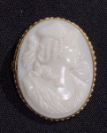 ANTIGO CAMAFEU EM METAL E RESINA. MEDINDO 4 X 3 CM