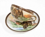 ANTIGA XÍCARA DE CAFÉ DE COLEÇÃO EM PORCELANA ORIENTAL DITA CASCA DE OVO COM GUEIXA NO NFUNDO. MEDINDO A XÍCARA 3.5 X 6.5 X 8 CM E O PIRES 10 CM