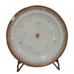 ANTIGO PRATO BRASONADO  (NICAEA CIVITAS ) DE COLEÇÃO EM PORCELANA FRANCESA DE LIMOGES. MARCAS DE USO E DO TEMPO. MEDINDO 25 CM