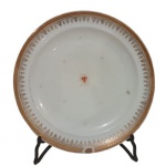 ANTIGO PRATO BRASONADO  (NICAEA CIVITAS ) DE COLEÇÃO EM PORCELANA FRANCESA DE LIMOGES. MARCAS DE USO E DO TEMPO. MEDINDO 25 CM