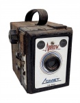 Câmera fotográfica antiga da marca Arrow, modelo Comet, Décadas de 1950 e 1960 . Medindo 10.5 x 12.5 x 10 cm. Não testada