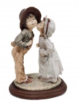 ANTIGA ESCULTURA ITALIANA EM RESINA REPRESENTANDO CASAL COM BASE EM MADEIRA. MEDINDO 26 X 12 X 19.5 CM