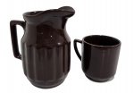 NERINA LOUVEIRA - LOTE COM UMA LEITEIRA E UMA CANECA  EM CERÃMICA VITRIFICADA. MEDINDO A LEITEIRA 16 X 9 X 14.5 CM E A CANECA 9 X 8 X 11 CM