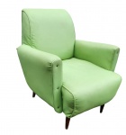 AUTOR DESCONHECIDO - ANTIGA POLTRONA DOS ANOS 60 ESTOFADA EM COURVIN NA COR VERDE. PÉ PALITO. ESTOFADO DE MOLA. MEDINDO 77 X 65 X 72 CM