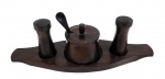 CASA FINLAND - ANTIGO PORTA GALHETEIRO DA DÉCAADA DE 60 EM JACARANDÁ MACIÇO. CHNCELADA NA BASE. MEDINDO A BASE 2 X 11 X 34 CM; SALEIRO E PIMENTEIRO 9 X 4 CM; AÇUCAREIRO 8.5 X 9 CM E A COLHER 10 CM