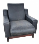 ANTIGA POLTRONA DOS ANOS 60 COM BASE EXECUTADA EM MADEIRA NOBRE.  MEDINDO 78 X 85  X 84 CM.