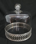 MARAVILHOSA BOLEIRA EM CRISTAL EUROPEU COM GUARNIÇÃO EM METAL ESPESSURADO A PRATA E PEGA EM LAPIDAÇÃO DEDÃO. MEDINDO 35 X 32 CM E PESANDO 4016 GRAMAS