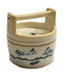 Recipiente de cerâmica para especiarias no formato de um balde, com tampa e dois níveis para armazenar temperos. Com   decorações em azul e branco.Med Diâmetro:  6,5 cm e  Alt. 7 cm