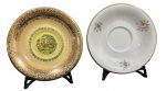 LOTE COM DOIS PIRES DECORATIVOS  EM PORCELANA COM CENA GALANTE E DECORAÇÃO FLORAL.  COM MASSA E ARAME PARA PRENDER NA PAREDE. MEDINDO 11.5 CM CADA