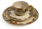 ANTIGO TRIO DE CHÁ EM PORCELANA JAPONESA PERÍODO MEIJI ((1868-1912) PADRÃO SATSUMA RICAMENTE DECORADO. MARCADA NA BASE. MEDINDO A XÍCARA 5.5 X 7.5 X 10 CM ; PIRES 13.5 CM E O PRATO SOBREMESA 18.5 CM
