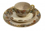 ANTIGO TRIO DE CHÁ EM PORCELANA JAPONESA PERÍODO MEIJI ((1868-1912) PADRÃO SATSUMA RICAMENTE DECORADO. MARCADA NA BASE. MEDINDO A XÍCARA 5.5 X 7.5 X 10 CM ; PIRES 13.5 CM E O PRATO SOBREMESA 18.5 CM