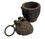 ANTIGO CASTIÇAL NO FORMATO DE GRANADA. PEÇA DECORATIVA E OBSOLETA. MEDINDO 10 X 7 CM