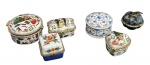 LOTE COM SES CAIXINHAS PORTA PÍLULAS EM PORCELANA E CLOISONE DE PROCEDÊNCIAS DIVERSAS . MARCADAS NA BASE.. MEDINDON A MAIOR 3.5 X 7 X 7 CM E A MENOR 3 X 5 X 4.5 CM