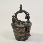 Raríssimo medidor de ouro com alça, de grandes dimensões (diam. 8 cm e alt. com a alça 14 cm e sem a