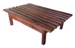 Mesa baixa em madeira maciça envernizada - 30x100x64 cm - necessitando renovar verniz.