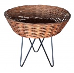 Cesta com pés em metal pintada - 54x59 cm.