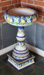 Antiga floreira em porcelana pintada a mão - 76x42 cm - faltando pequeno pedaço de trás do pé conforme foto.
