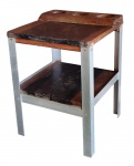 Pequena mesa de apoio em madeira envernizada e pés em alumínio - 55x40x40 cm - necessitando retocar verniz.