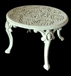 Pequena mesa de canto em ferro pintado - 37x56x55 cm - necessitando limpeza.