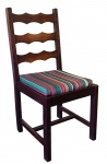 Cadeira em madeira envernizada - 91x42x45 cm - acompanha almofada de assento - necessitando retocar verniz e limpeza nas almofadas.