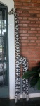 Escultura esculpida em madeira pintada com pescoço de encaixe encaixa- 200x30x17 cm - com desgastes na pintura e encaixe do pescoço com jogo.