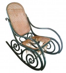 THONET - Antiga cadeira de balanço em madeira torneada pintada e assento e encosto em palha natural - 105x54x121 cm - necessitando refazer o assento