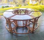 Mesa de centro em bambu com tampo em vidro removível dividida em 7 partes - 46x122 cm medidas gerais - e 46x59x30 cm cada parte - com pequenos bicados nas bordas do tampo.