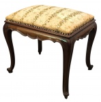 Banqueta em madeira torneada envernizada com assento eestofado revestido com tecido - 48x54x42 cm - necessitando limpeza.