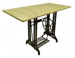 Mesa em antigo pé de maqui em ferro fundido com tampo de mármore - 76x120x60 cm - com pequenas lascas na borda do tampo.