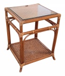 Mesa de canto em bambu e rattan com tampo em vidro - 66x50x50 cm.